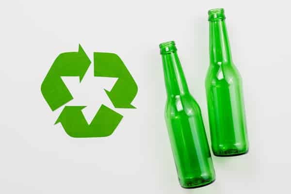 o vidro é um resíduo que pode ser reciclado e utilizados como matéria-prima por outras empresas