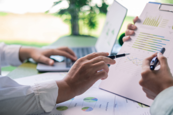Entenda o Relatório de Impacto Ambiental: sua função no licenciamento de empreendimentos, diferença para o EIA, etapas de elaboração e importância na prevenção de danos ecológicos.